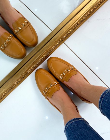 Camel loafers with thin golden chain