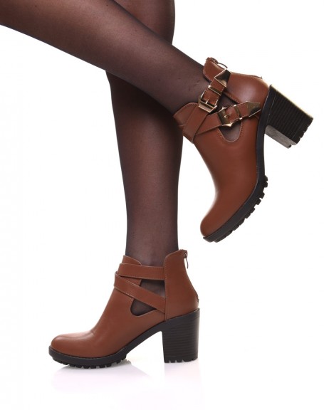 Camel notched ankle boots with crossed buckles