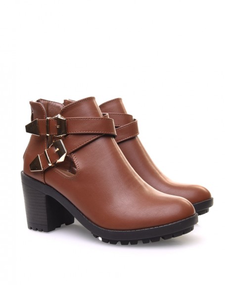 Camel notched ankle boots with crossed buckles