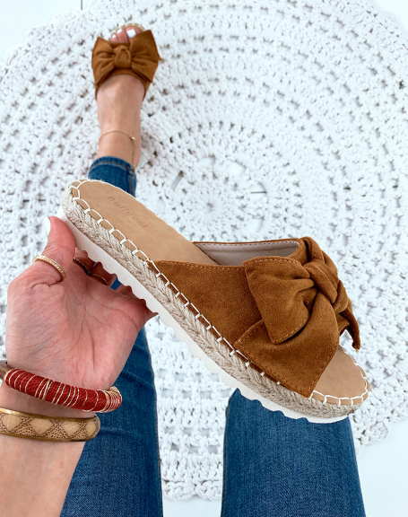 Camel suede mules with knot and wicker sole