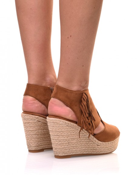 Camel suede wedges with fringes