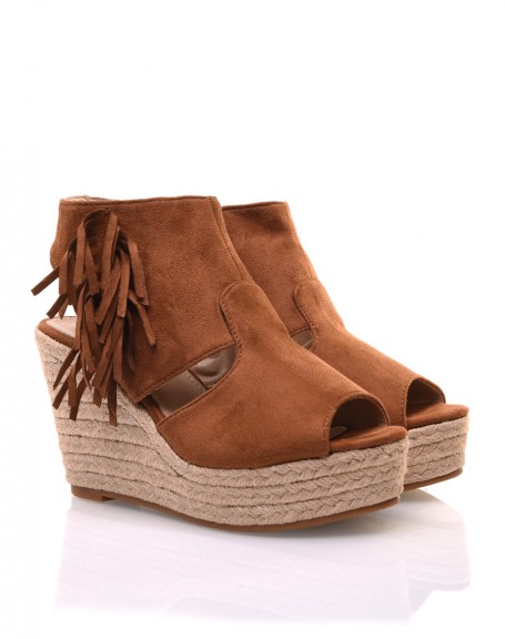 Camel suede wedges with fringes