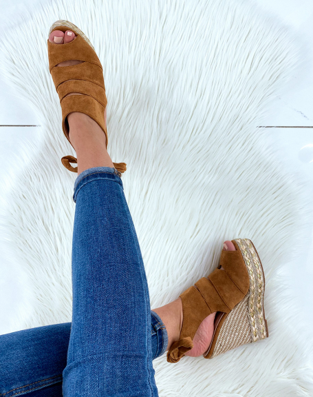 Camel wedges closed with tie strap