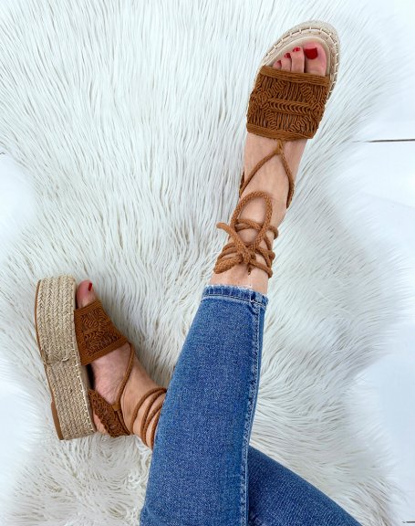 Camel wedges with embroidered details