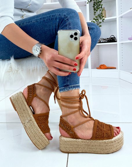 Camel wedges with embroidered details