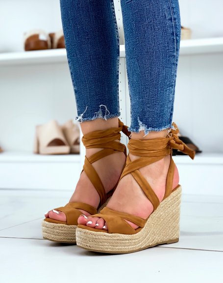 Camel wedges with long laces