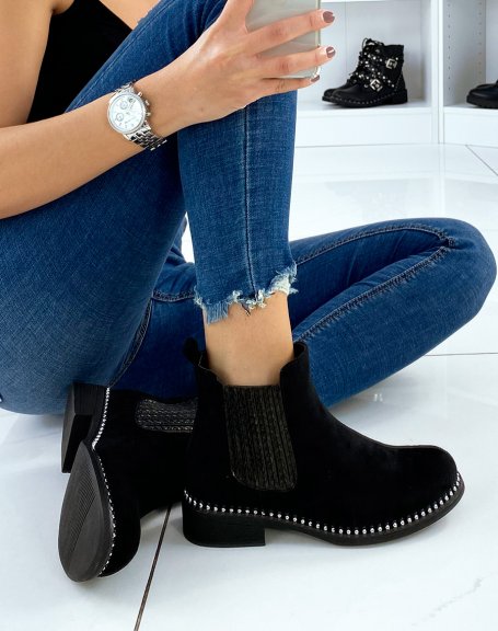 Chelsea boots in black suede adorned with golden pearls