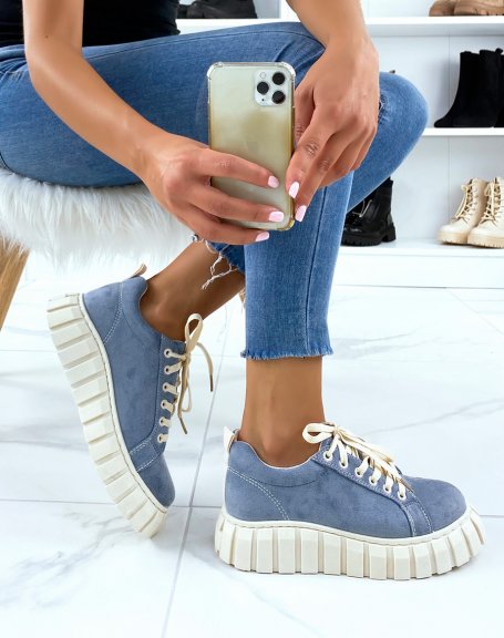Denim blue suede sneakers with laces and beige sole