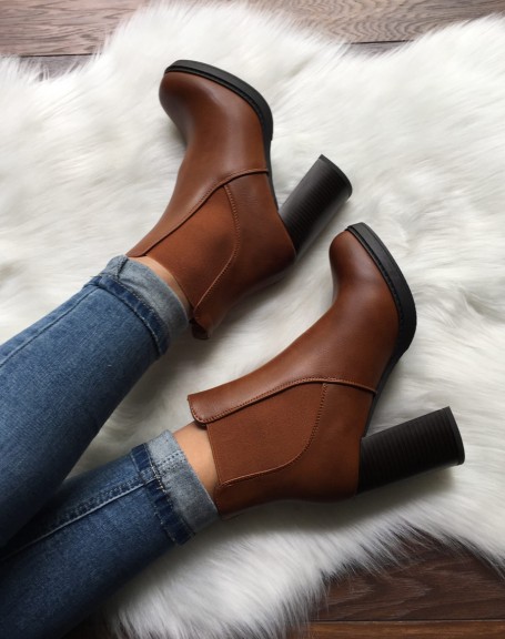 Elastic mid-rise camel ankle boots