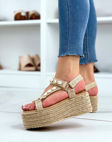 Flat beige wedges with straps in burlap and shells