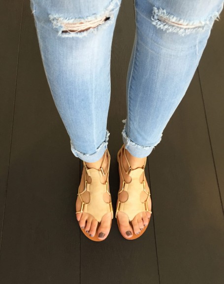Flat sandal with beige elastic