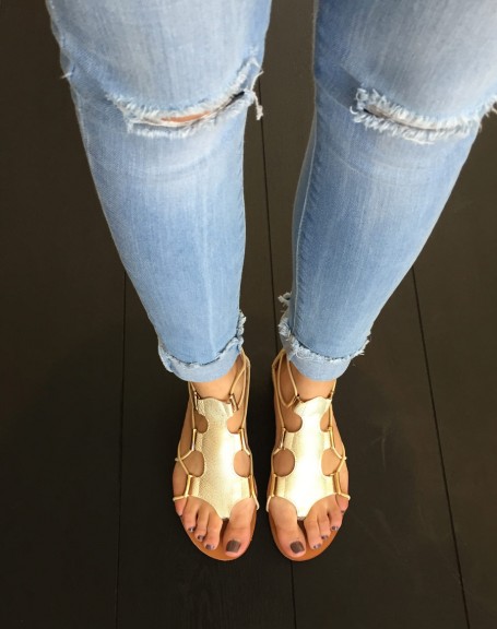 Flat sandal with golden elastic