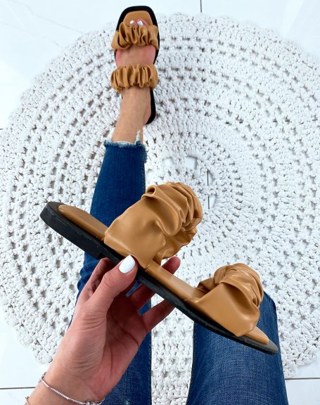 Flat sandals in camel faux leather