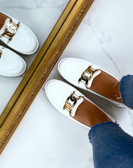 Flat white moccasins with golden chain