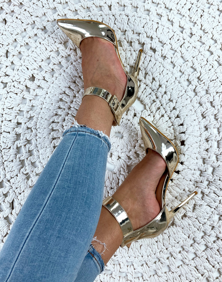 Golden pumps with wide straps and pointed toes
