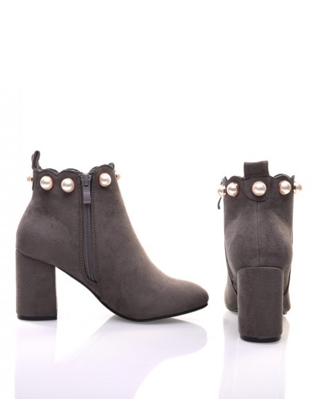 Gray ankle boots edged with pearls
