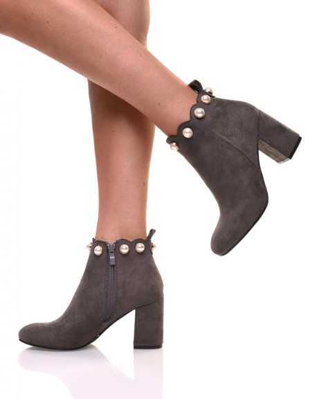 Gray ankle boots edged with pearls