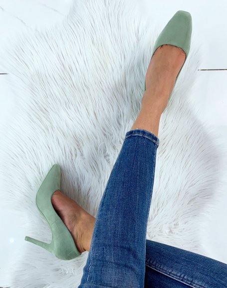 Green suede heeled pump with square toe