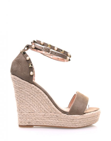 Green wedges in suede with studded strap