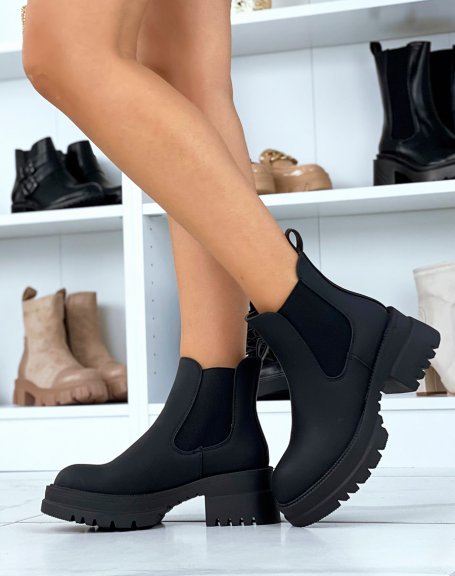 Gummed black low Chelsea boots