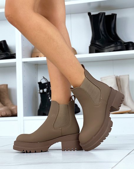 Gummed brown low Chelsea boots