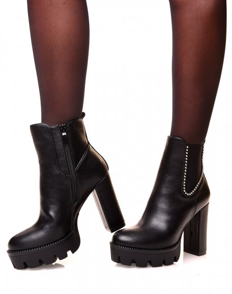 Heeled ankle boots with silver pearls