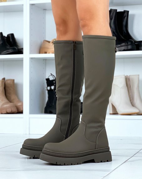 Khaki rubber boots with notched sole