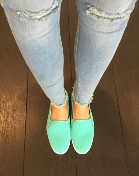 Light and comfortable green slippers