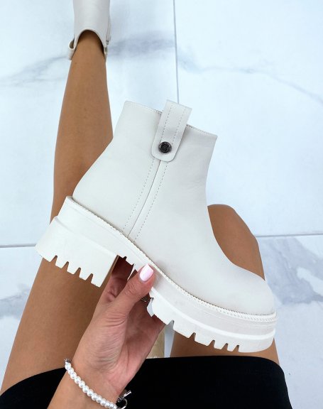 Low and smooth beige ankle boots with chunky heel