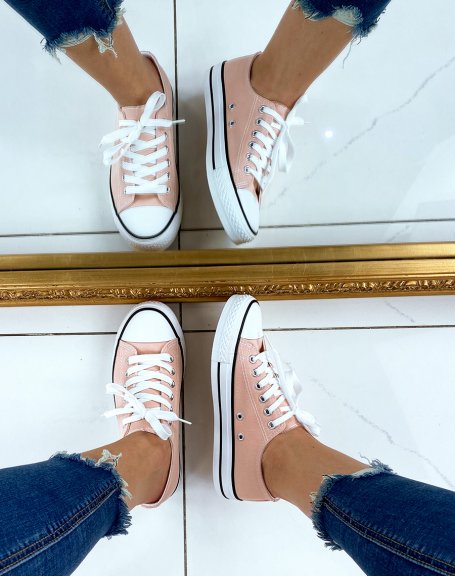 Low-top canvas sneakers with pastel pink lace