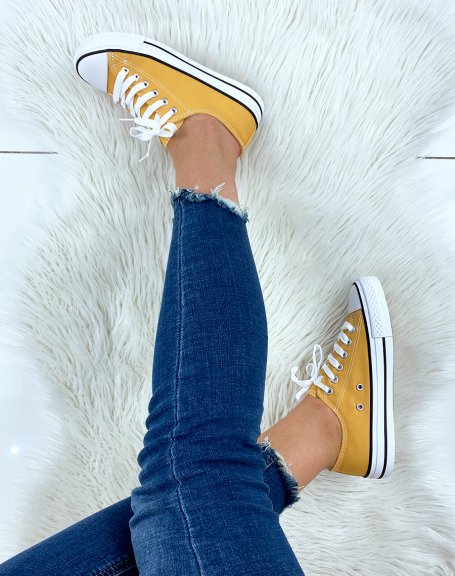 Low-top canvas sneakers with yellow lace