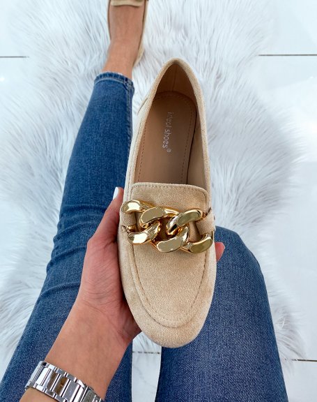 Moccasin in beige suede and large golden chain