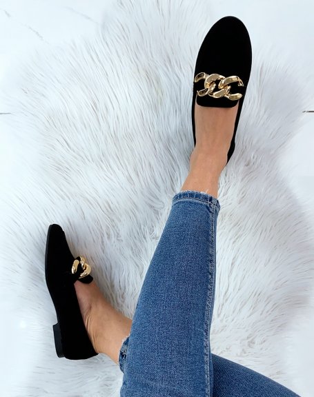 Moccasin in black suede and big gold chain