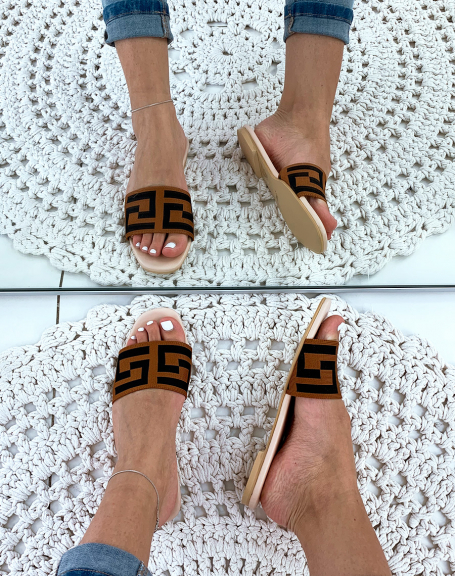 Nude sandal with pattern on the strap