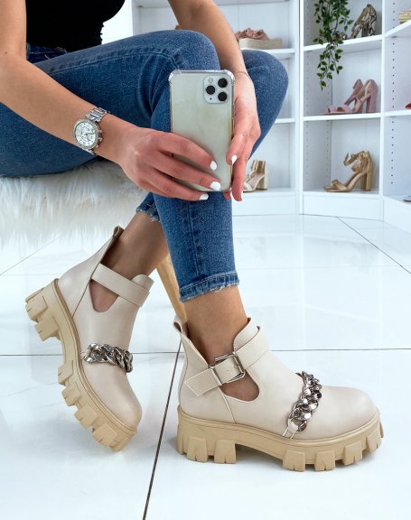 Open beige ankle boot with big chain