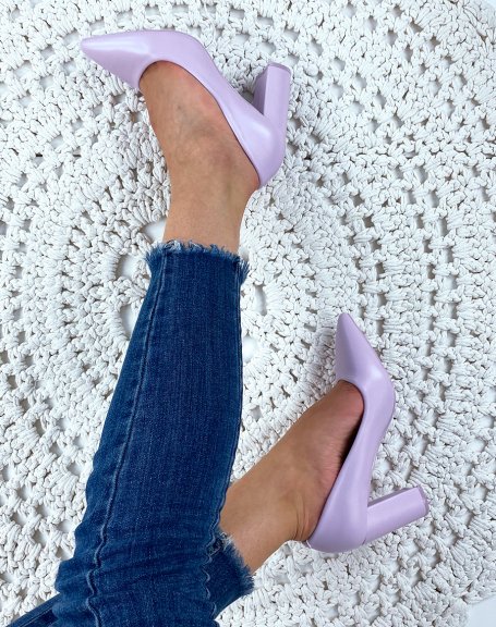 Pastel purple pointed toe pumps