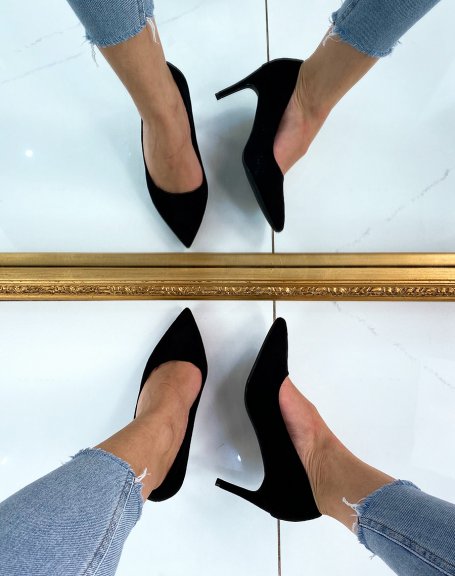 Pointed pumps in black suede