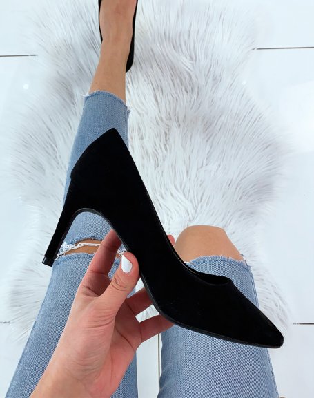 Pointed pumps in black suede