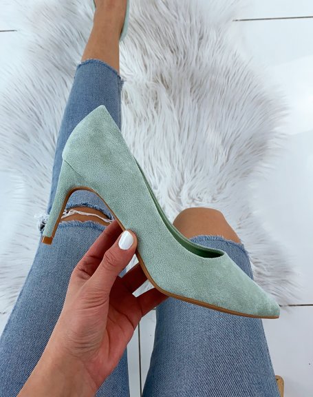 Pointed toe pumps in pastel green suede