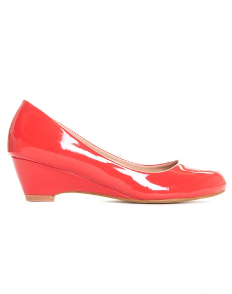 Red patent wedge pump with rounded toe