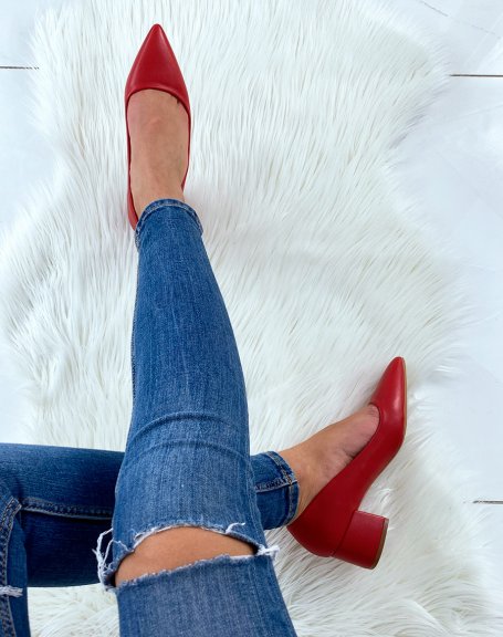 Red pumps with small heels and pointed toes
