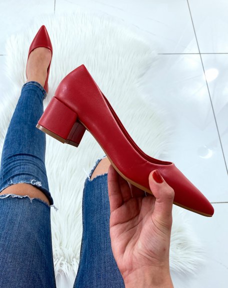 Red pumps with small heels and pointed toes