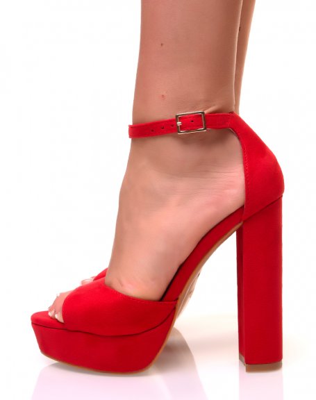 Sandals with square heels and wide platforms in red suede