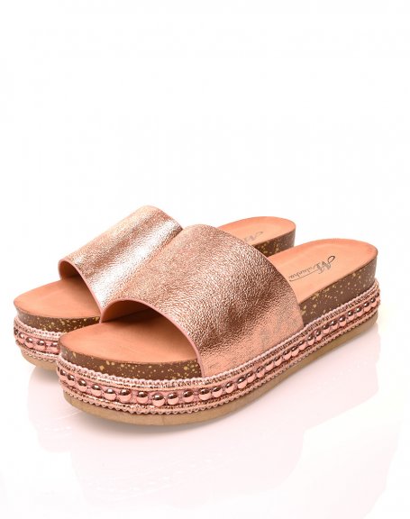 Shiny rose gold mules with wedge soles with details