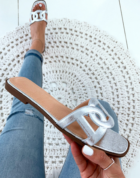 Silver sandal with crossed buckles