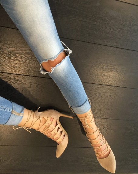 Very trendy beige lace-up pump