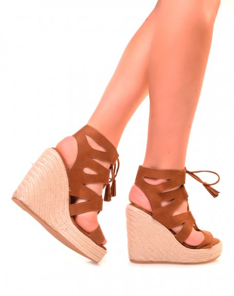 Wedges in brown suede with crisscrossed laces