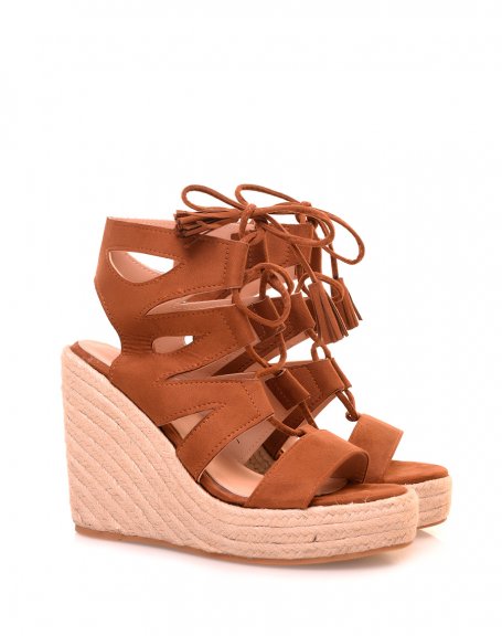 Wedges in brown suede with crisscrossed laces