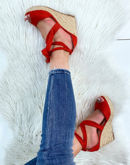 Wedges in red suede with lace
