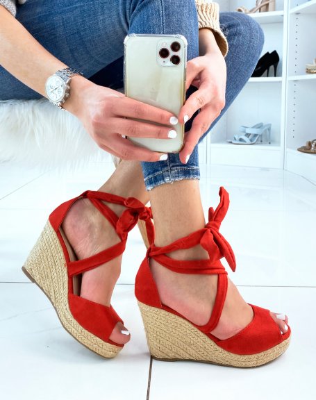 Wedges in red suede with lace